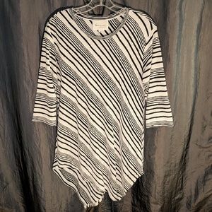 Vince Camuto | Black+White Handkerchief Hem Tunic